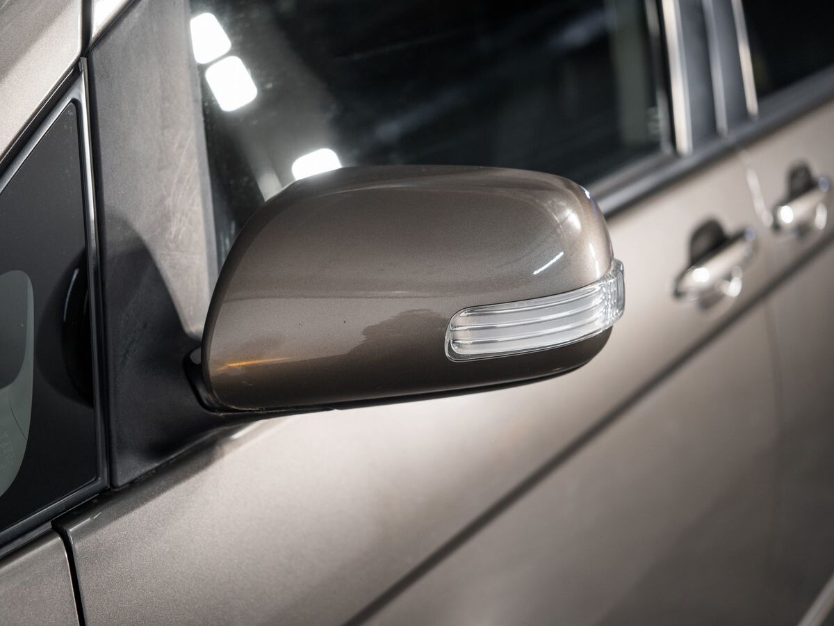 Toyota Isis 2009 - фото автомобиля