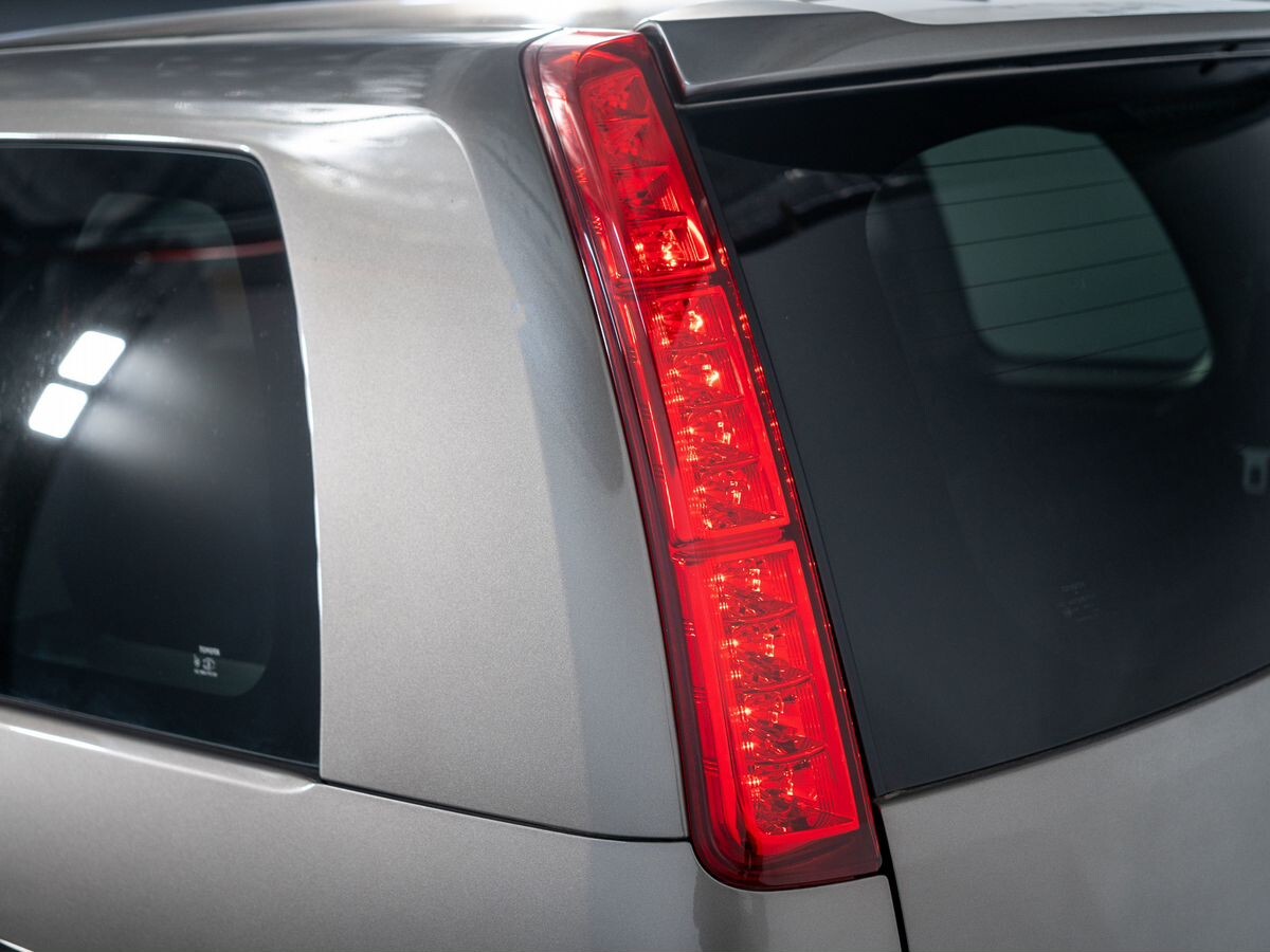 Toyota Isis 2009 - фото автомобиля