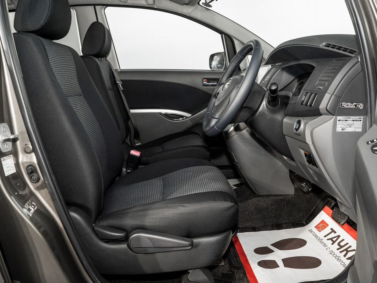 Toyota Isis 2009 - фото автомобиля