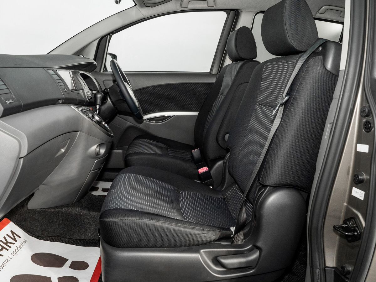 Toyota Isis 2009 - фото автомобиля