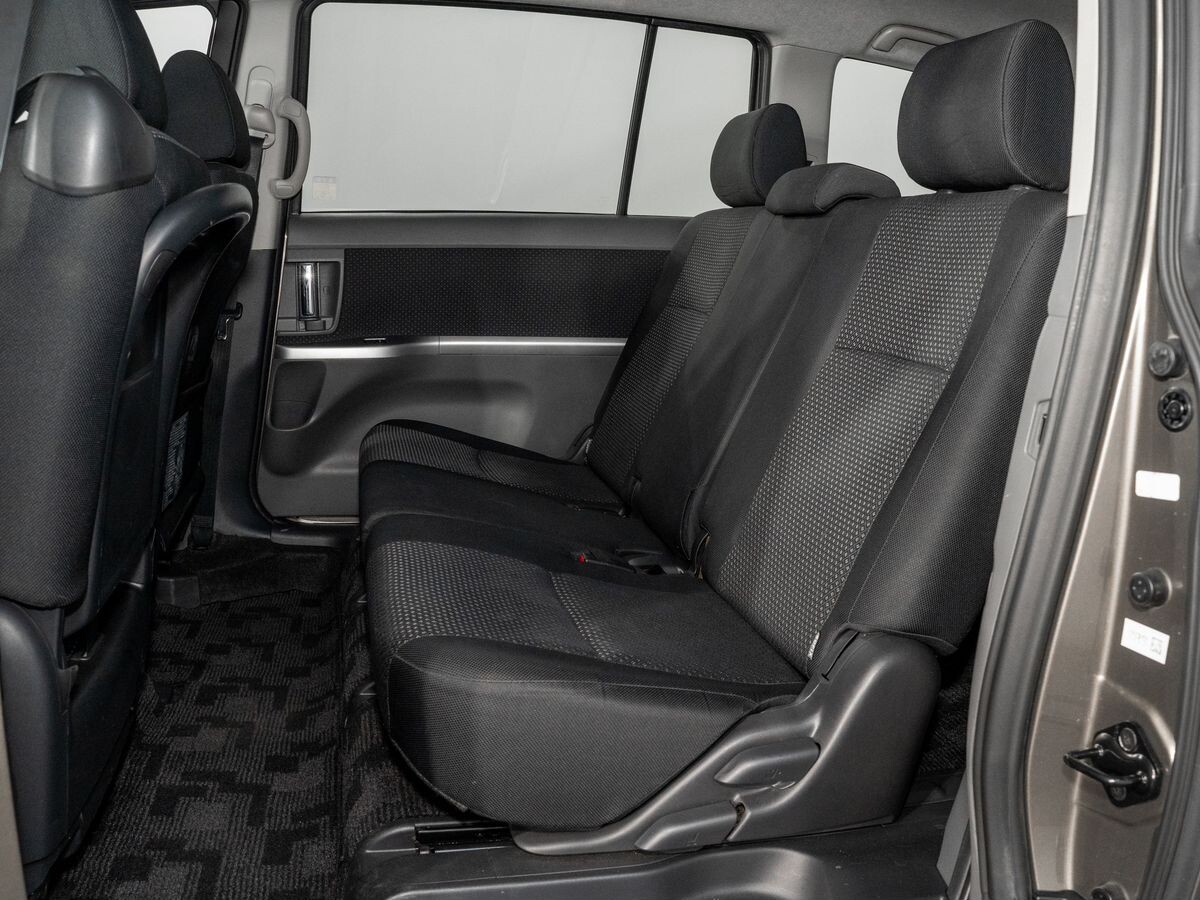Toyota Isis 2009 - фото автомобиля