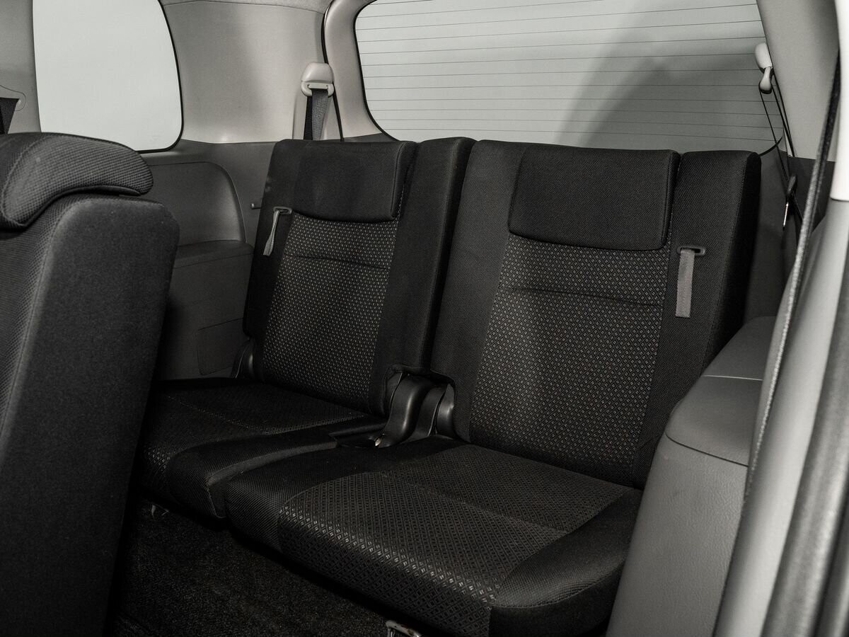 Toyota Isis 2009 - фото автомобиля