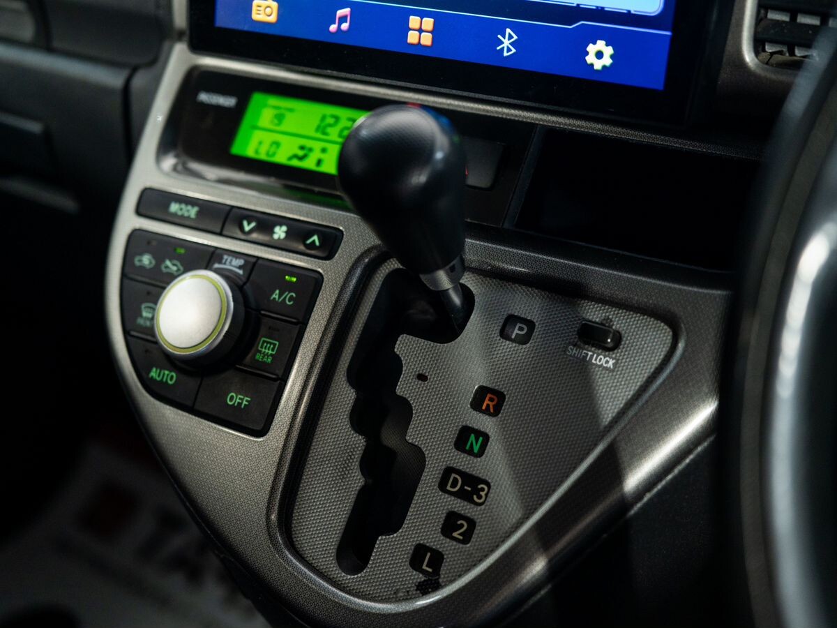 Toyota Wish 2004 - фото автомобиля