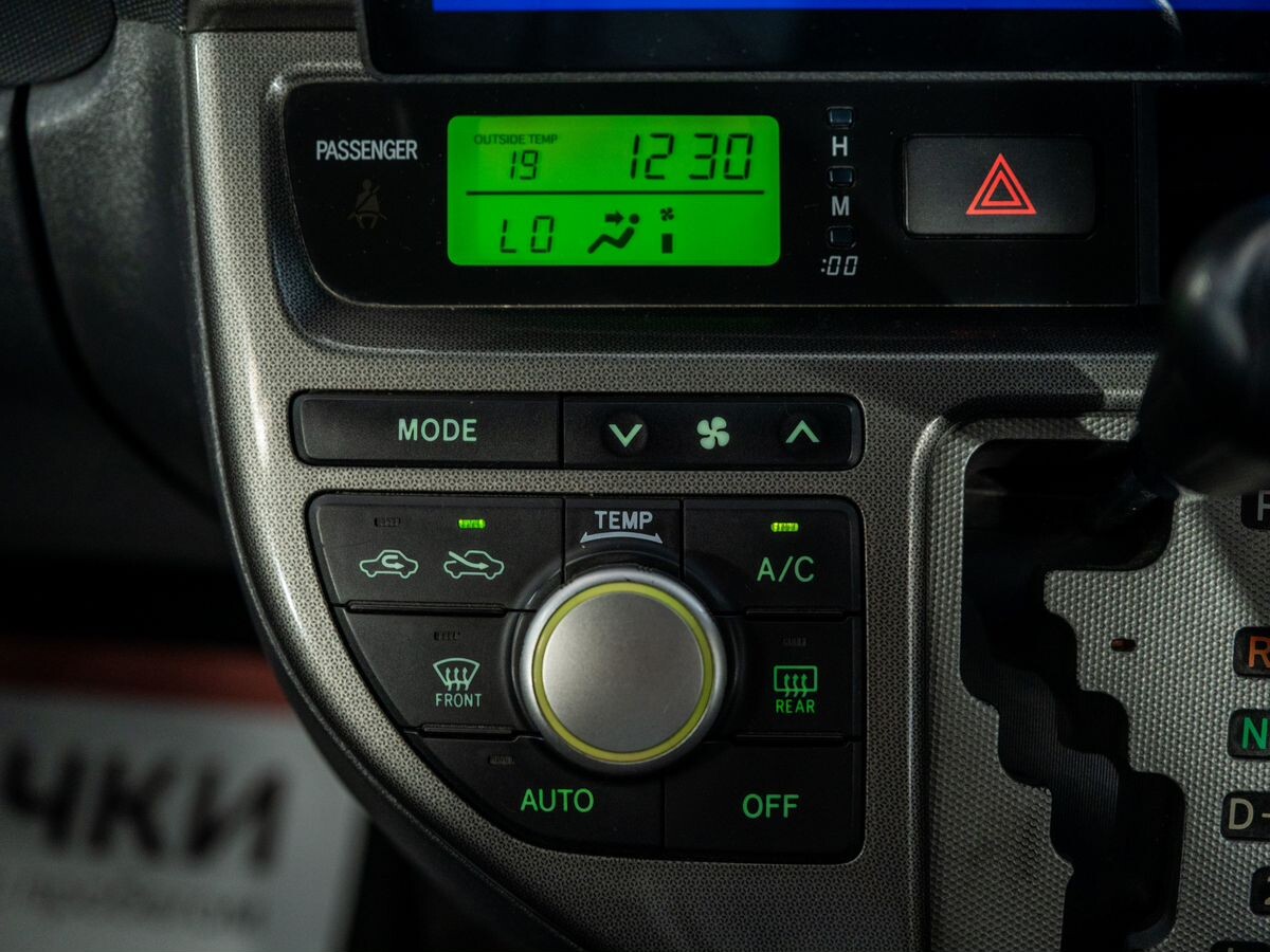 Toyota Wish 2004 - фото автомобиля