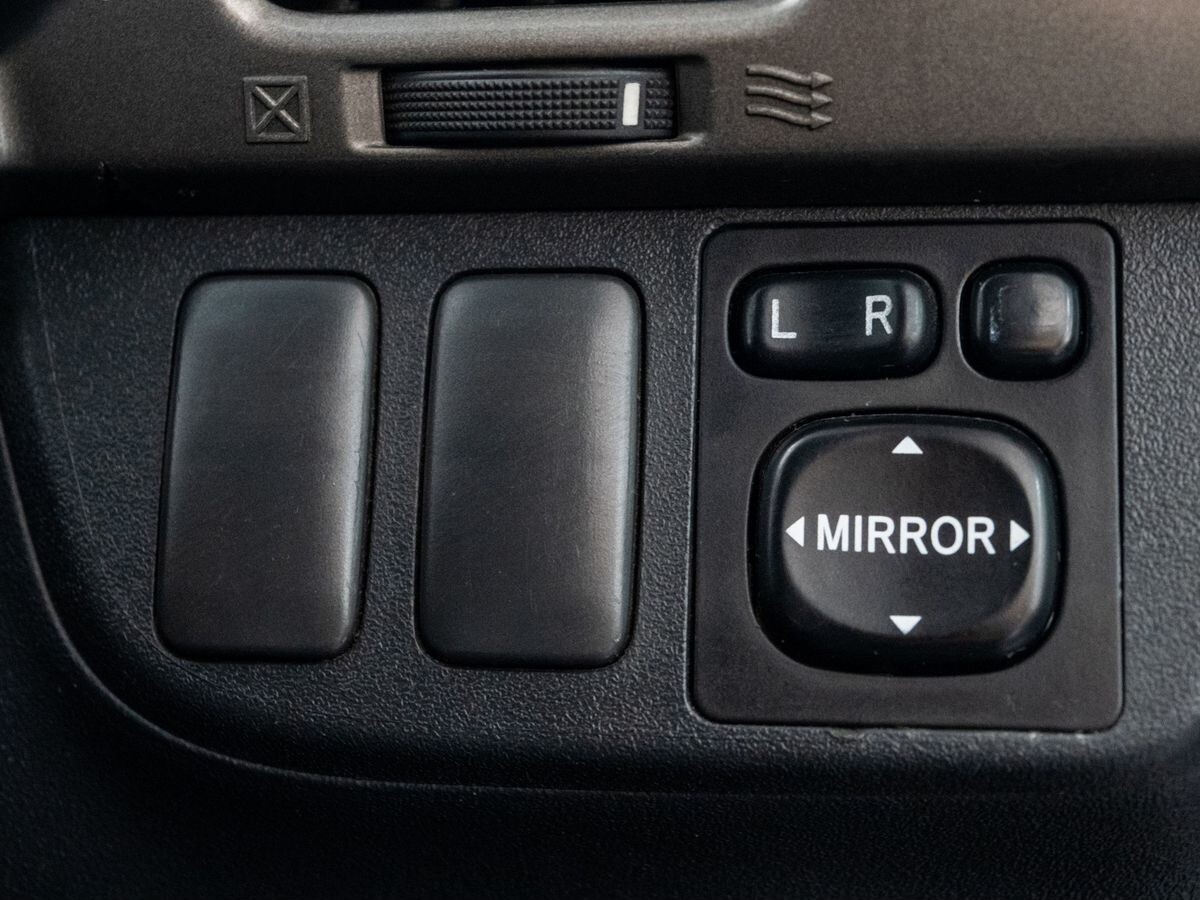 Toyota Wish 2004 - фото автомобиля