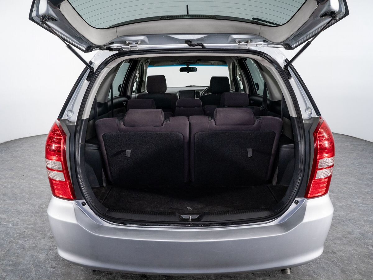 Toyota Wish 2004 - фото автомобиля