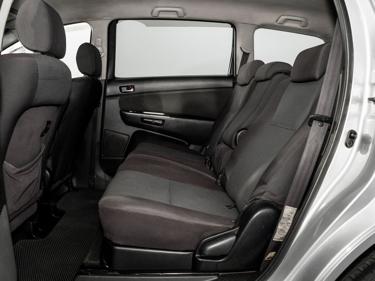 Toyota Wish 2004 - фото автомобиля