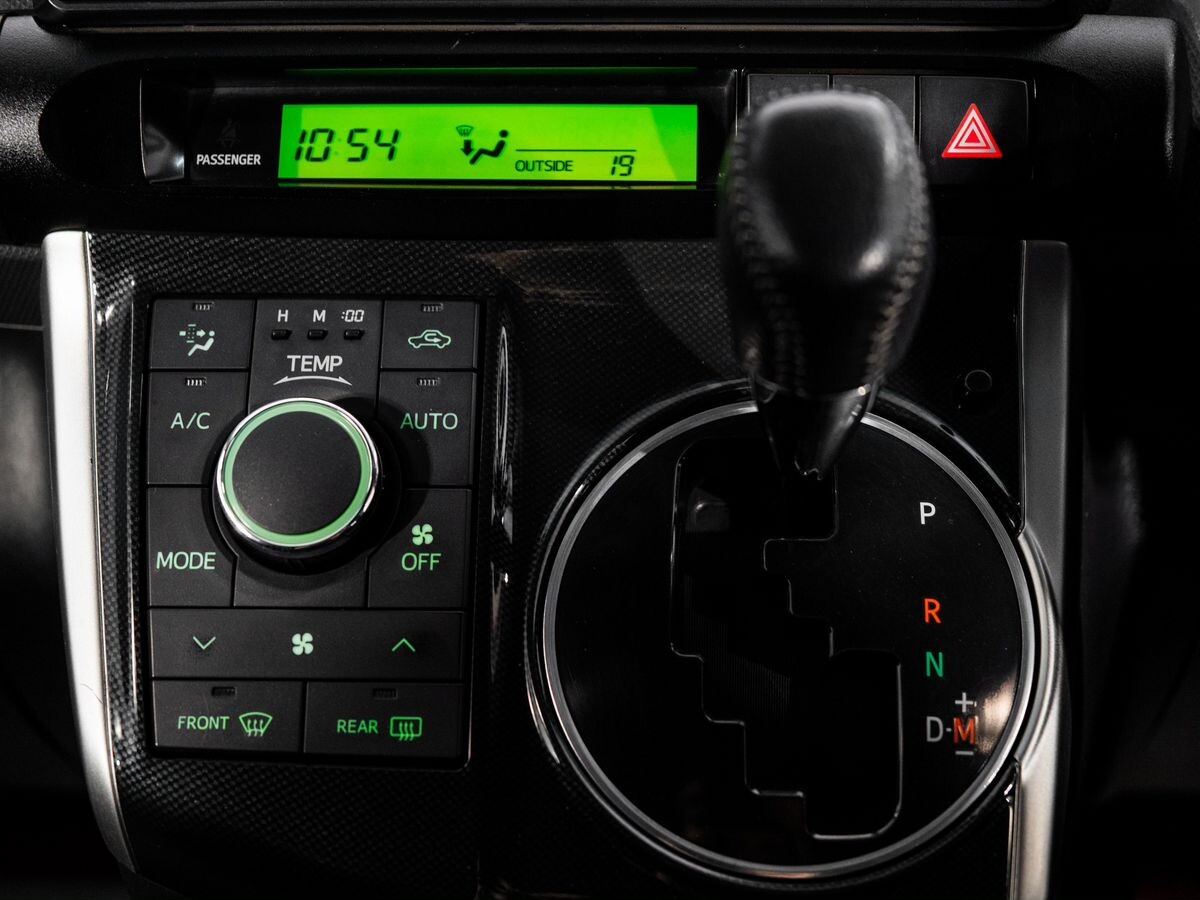 Toyota Wish 2014 - фото автомобиля