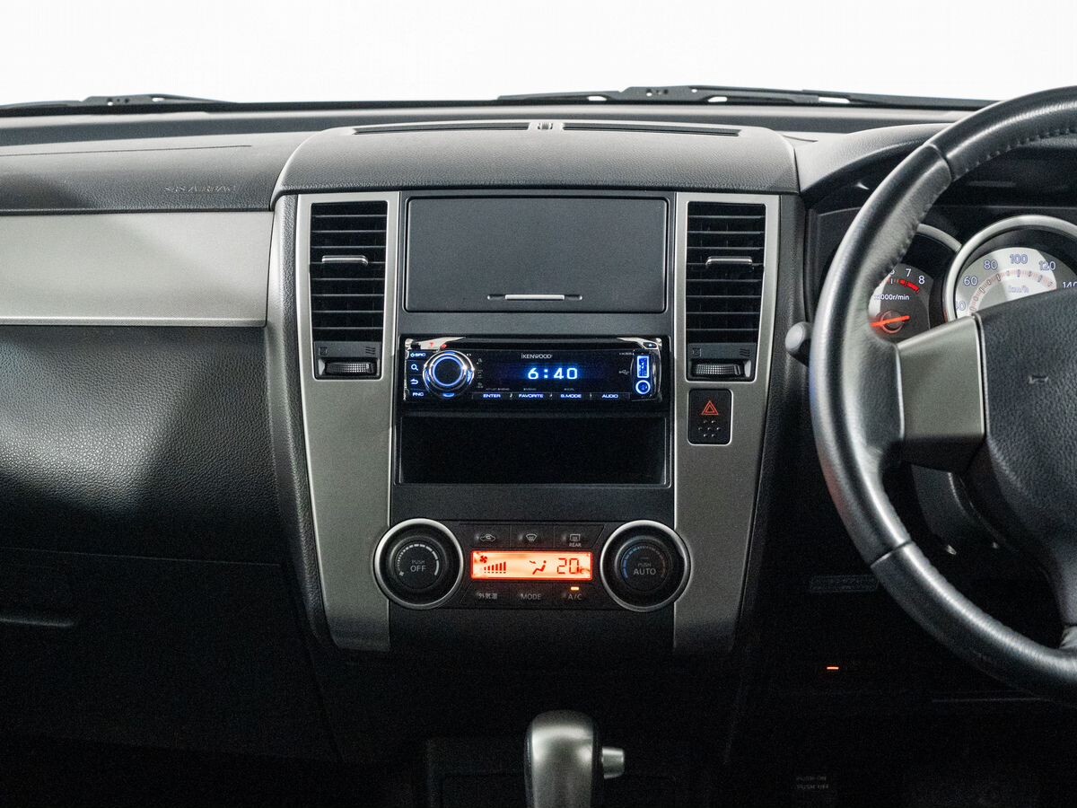 Nissan Tiida 2010 - фото автомобиля
