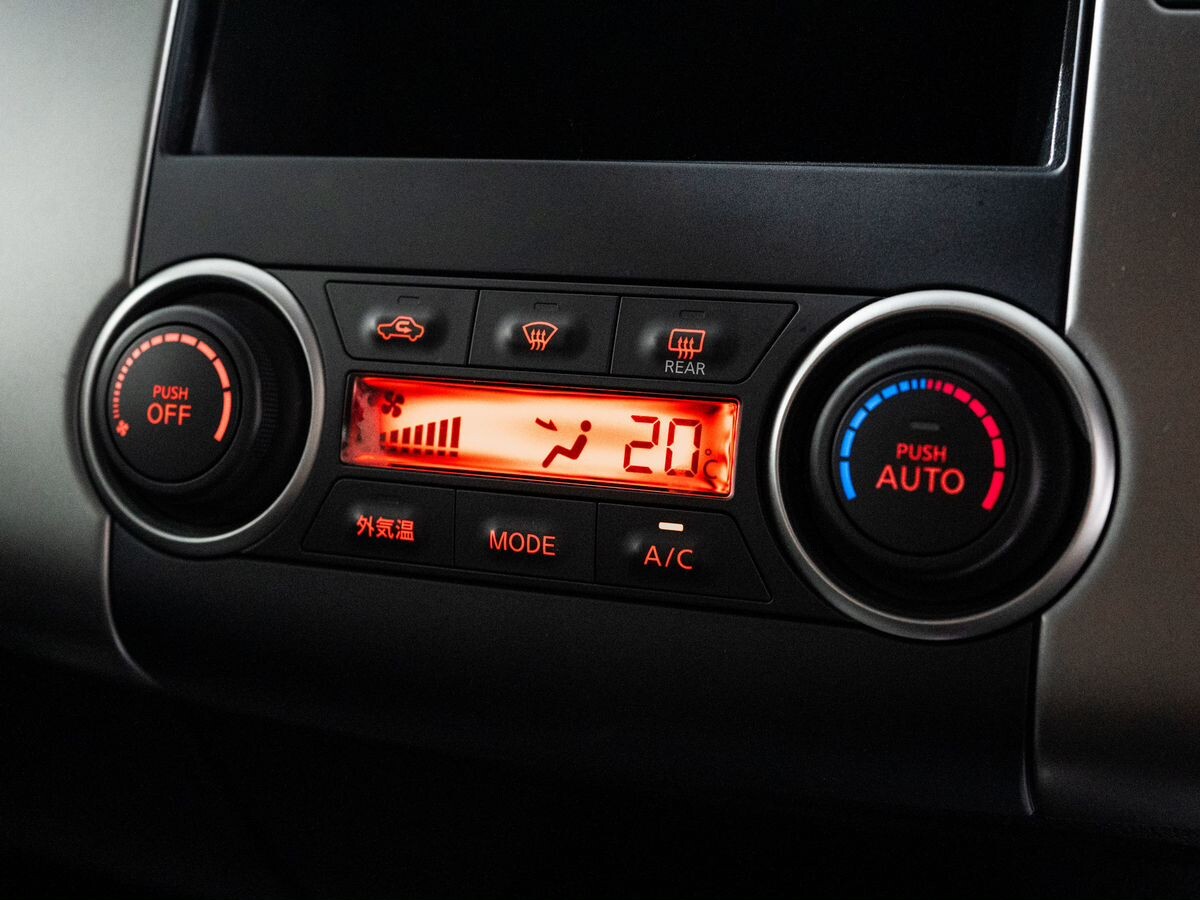 Nissan Tiida 2010 - фото автомобиля