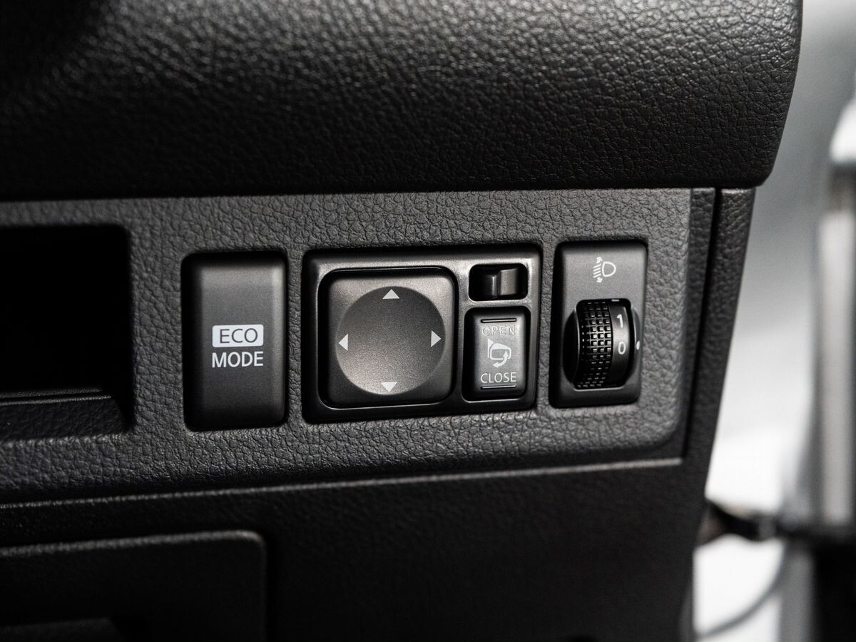 Nissan Tiida 2010 - фото автомобиля