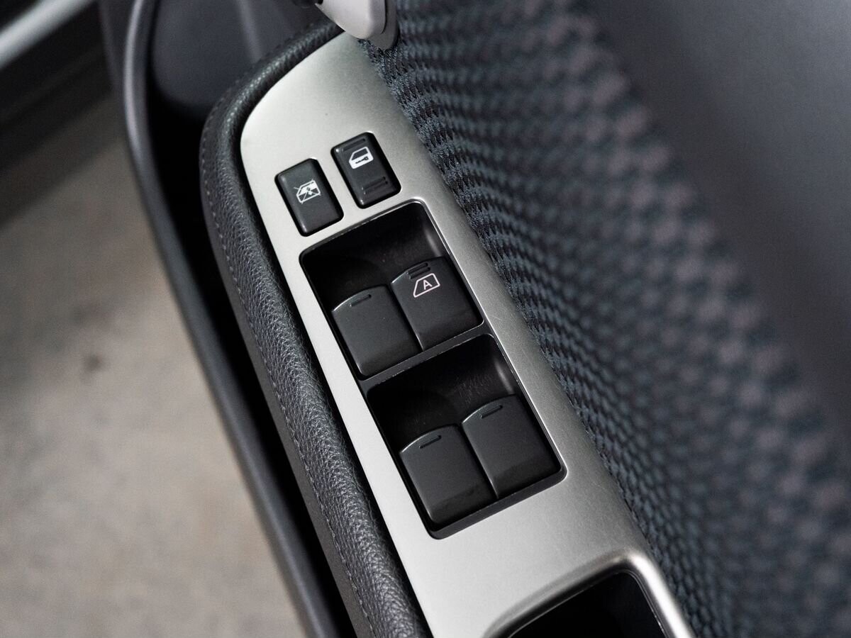 Nissan Tiida 2010 - фото автомобиля