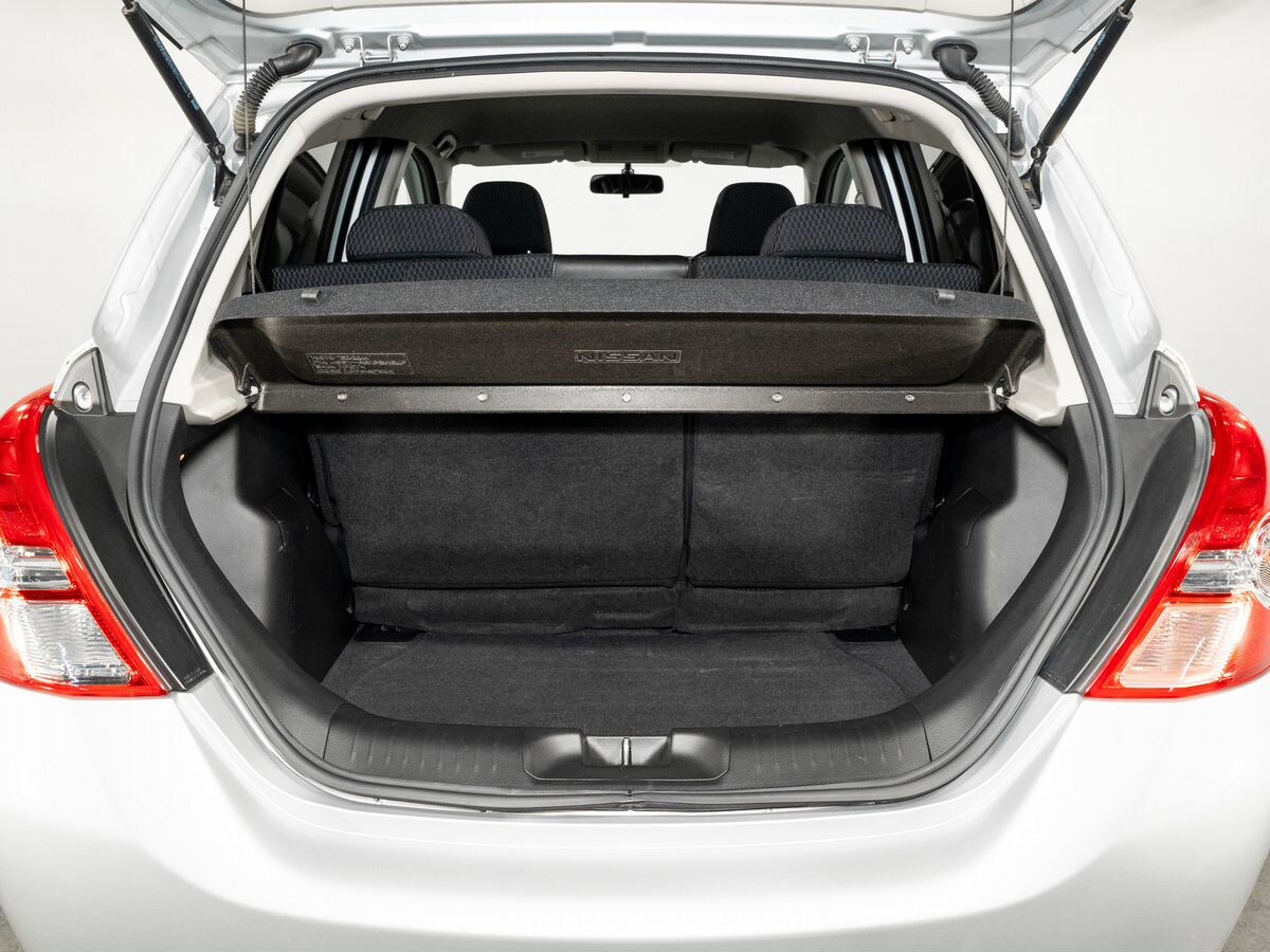 Nissan Tiida 2010 - фото автомобиля