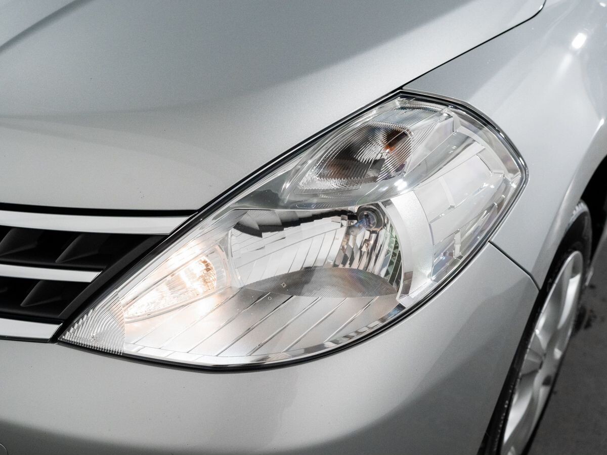 Nissan Tiida 2010 - фото автомобиля