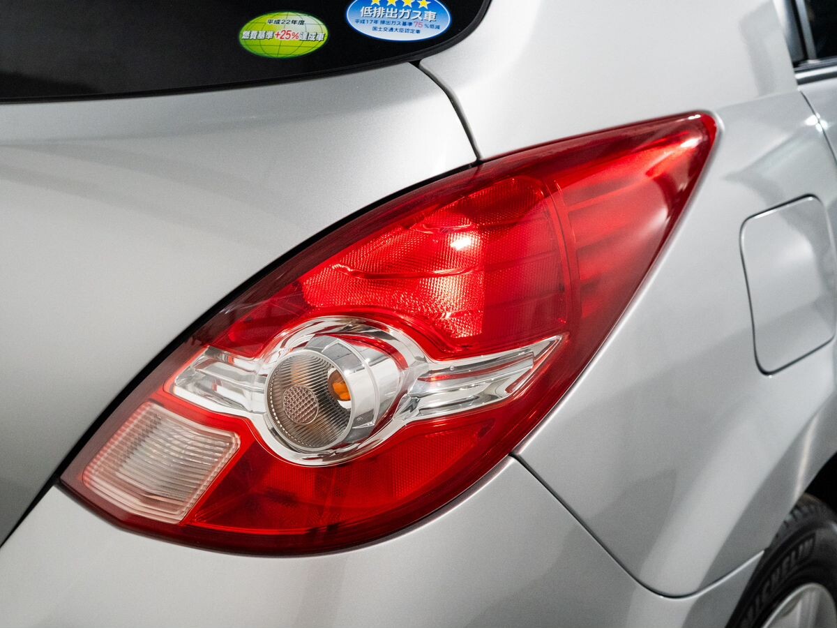 Nissan Tiida 2010 - фото автомобиля