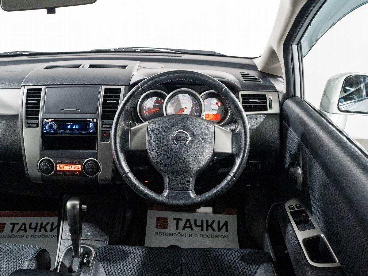 Nissan Tiida 2010 - фото автомобиля