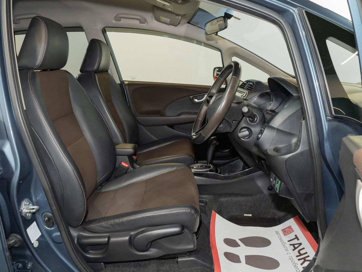 Honda Fit Shuttle 2012 - фото автомобиля