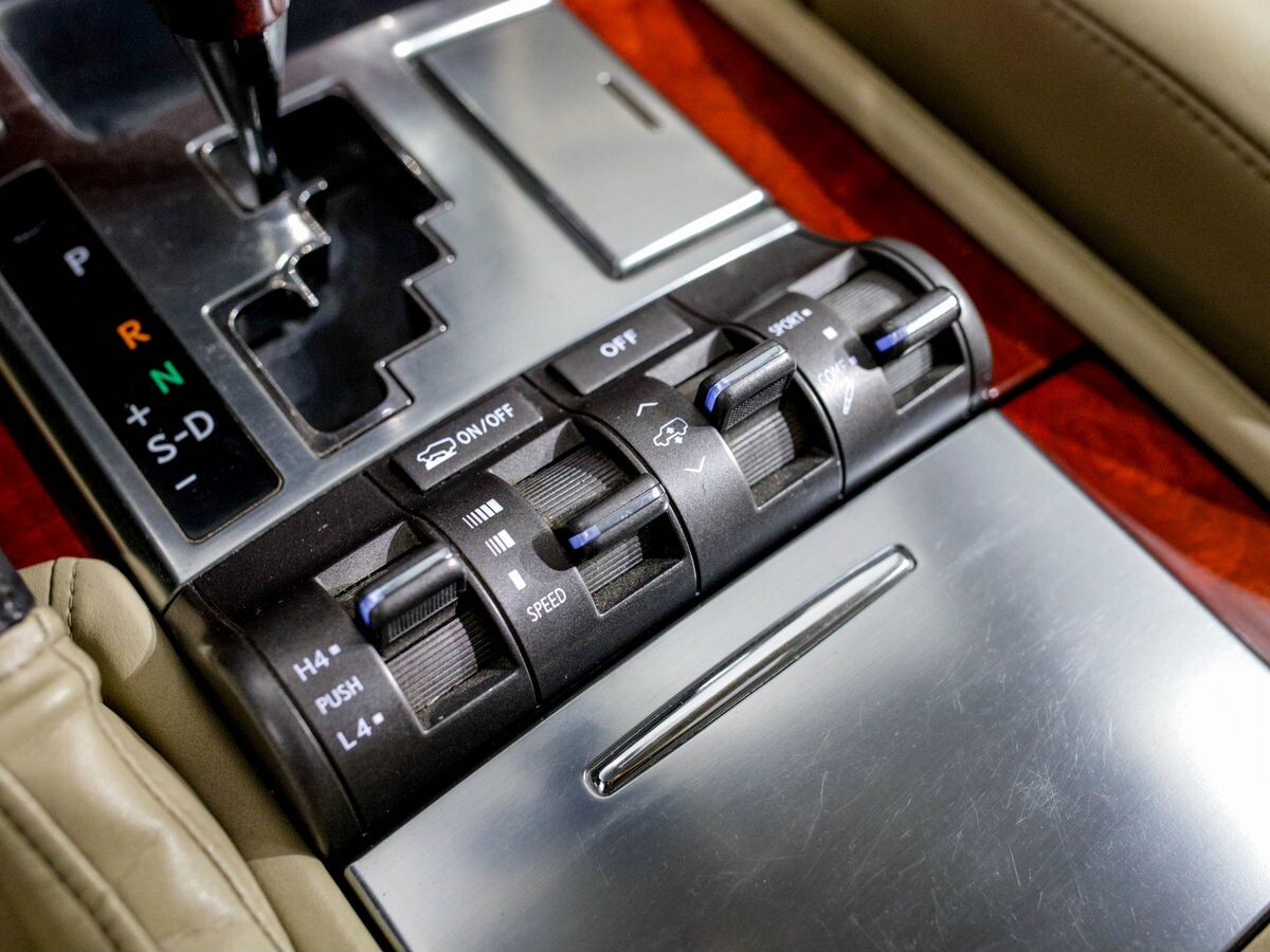 Lexus LX570 2008 - фото автомобиля