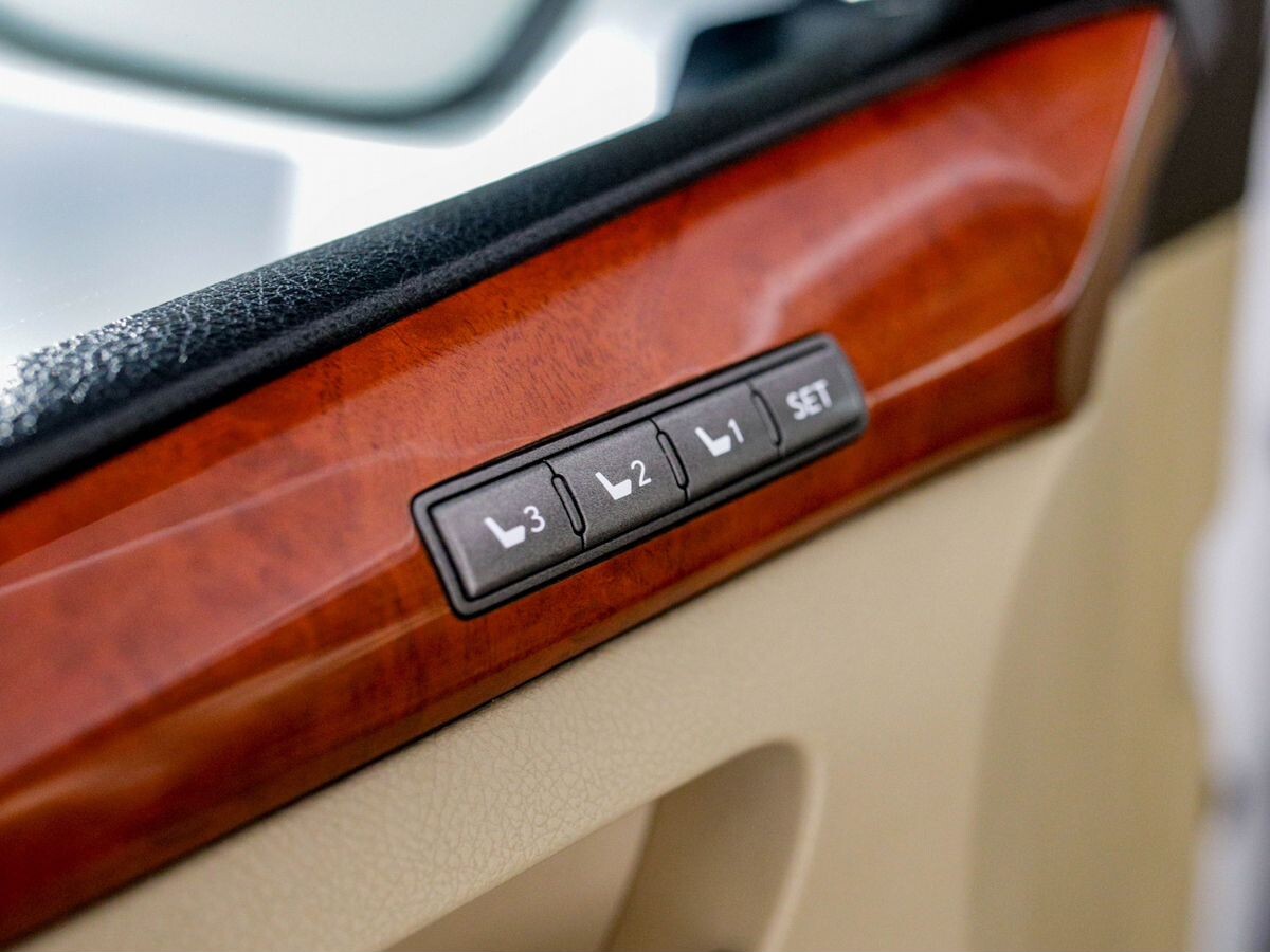 Lexus LX570 2008 - фото автомобиля