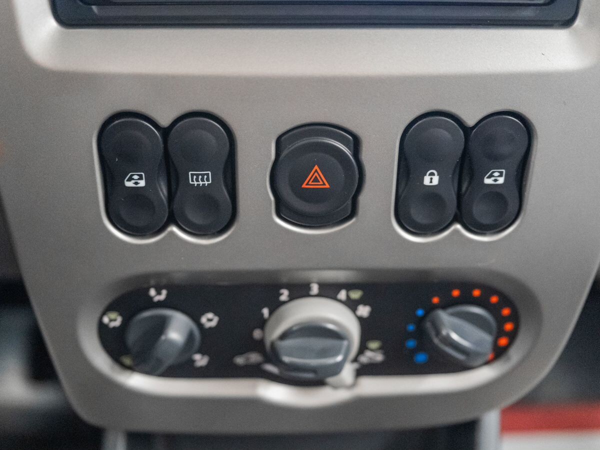 Renault Sandero 2010 - фото автомобиля