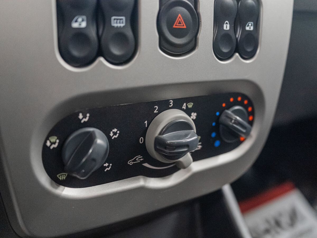 Renault Sandero 2010 - фото автомобиля