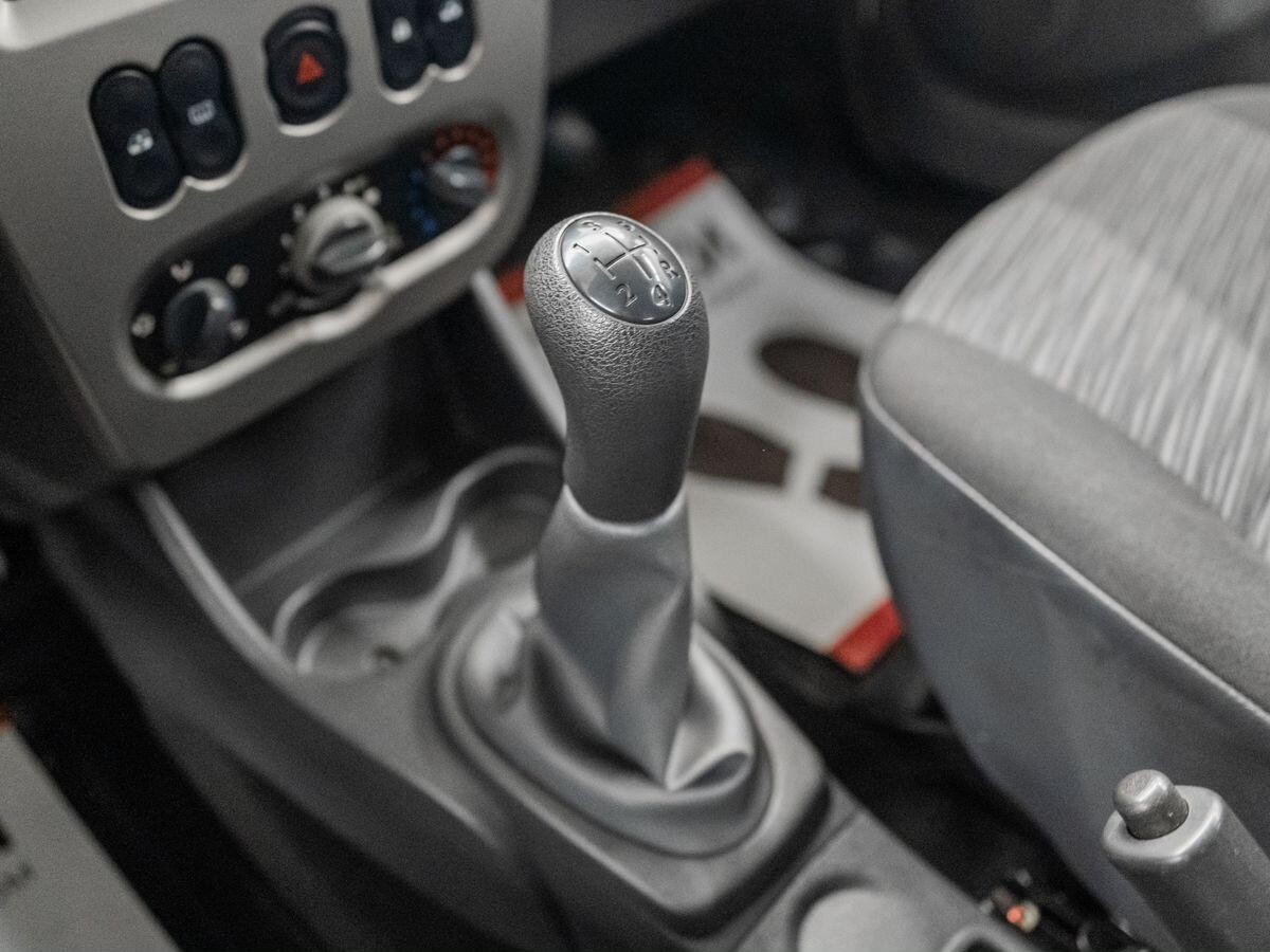 Renault Sandero 2010 - фото автомобиля