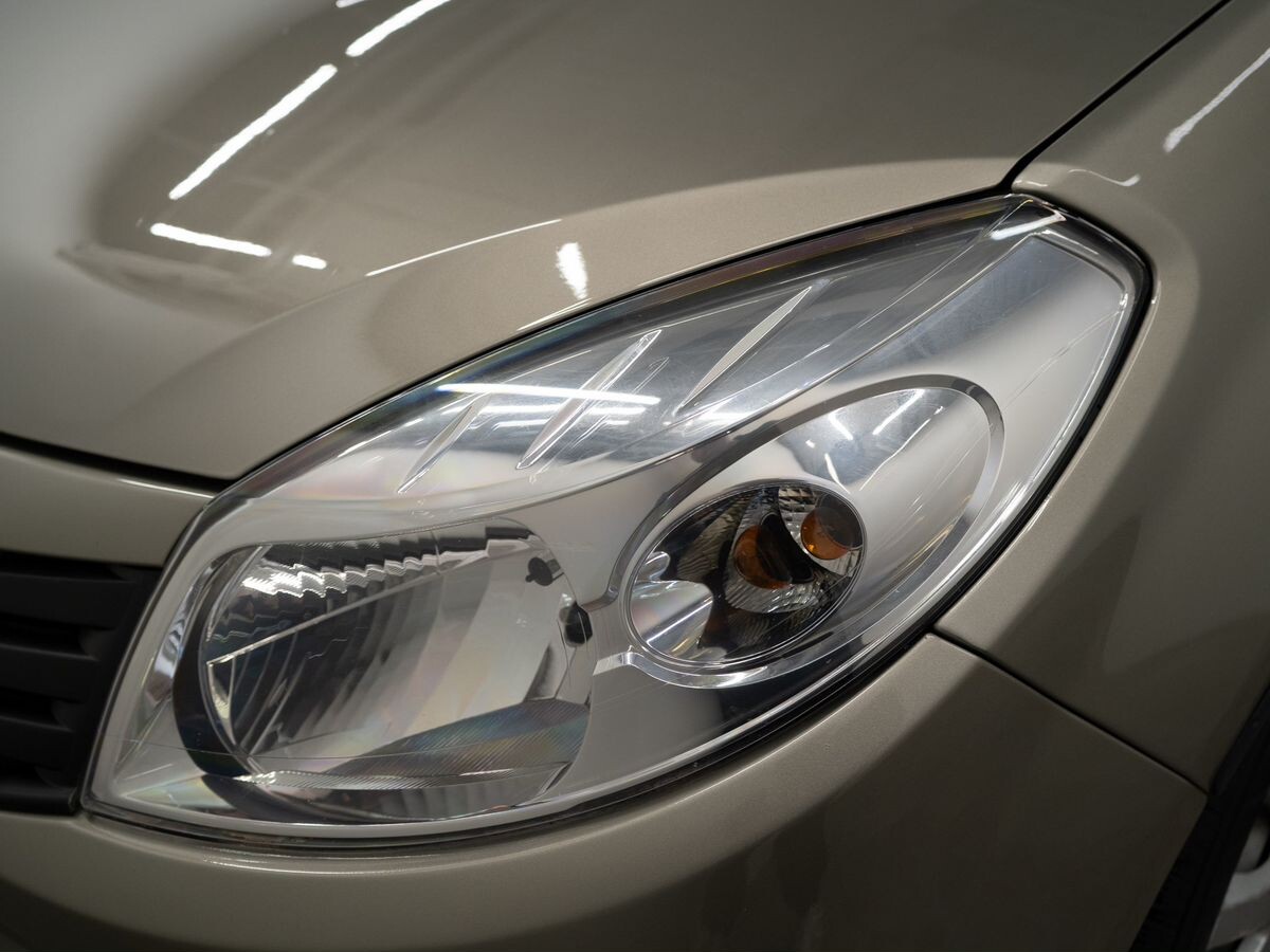 Renault Sandero 2010 - фото автомобиля