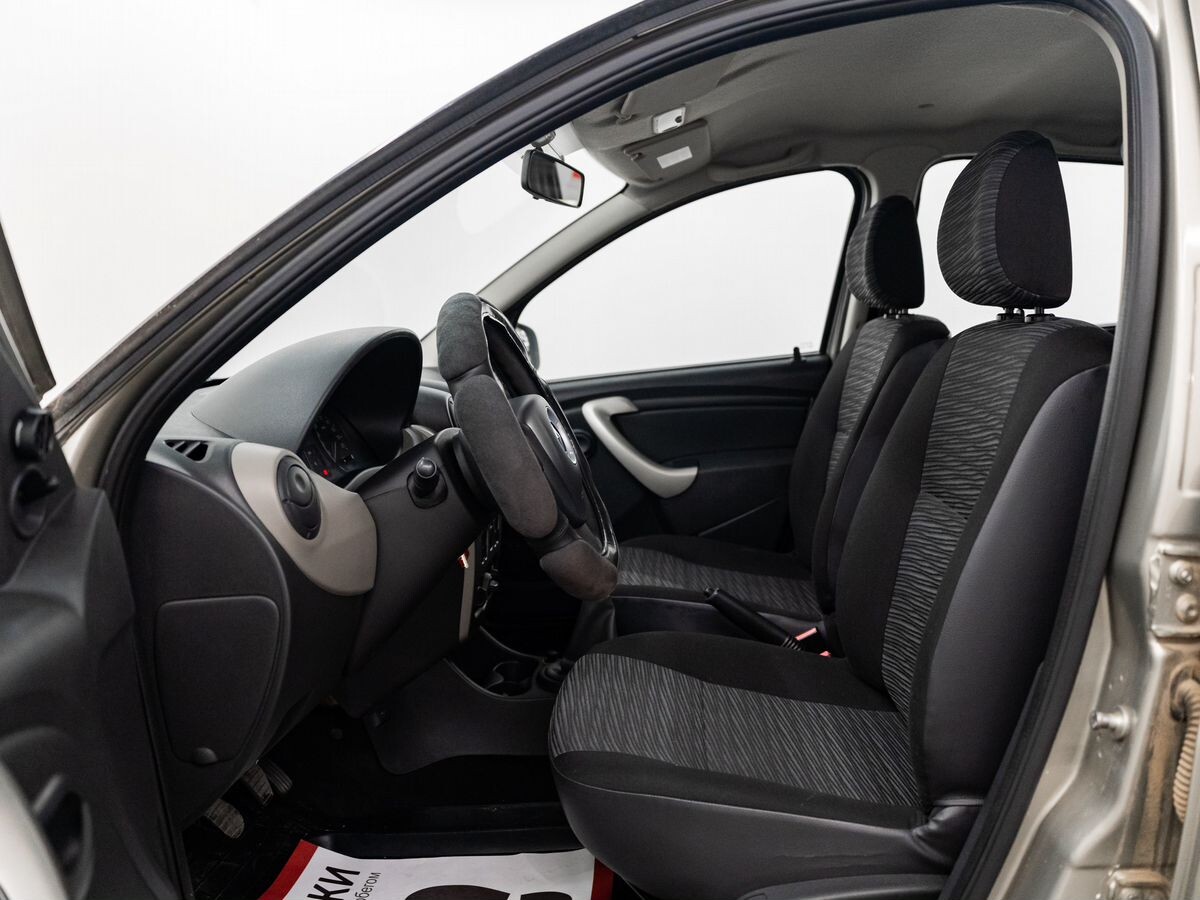 Renault Sandero 2010 - фото автомобиля