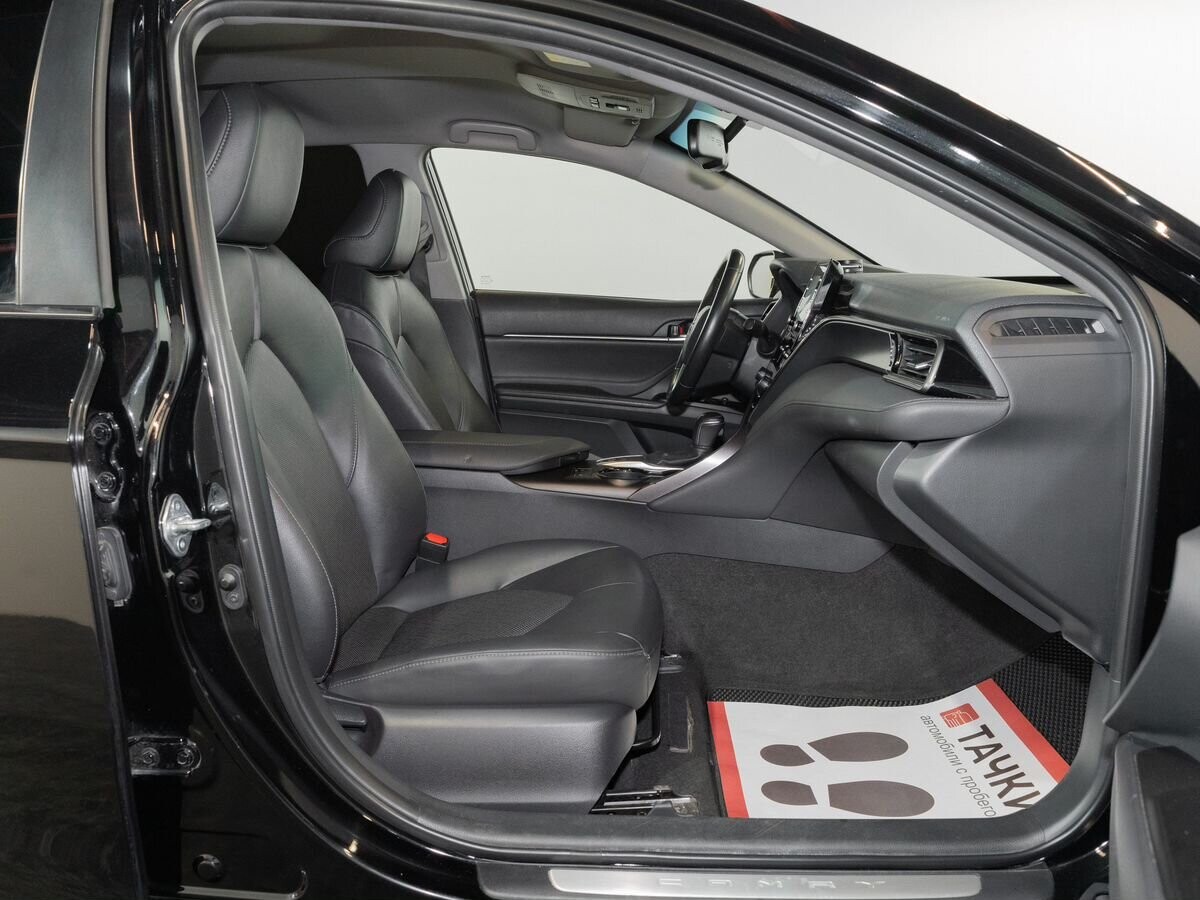 Toyota Camry 2021 - фото автомобиля