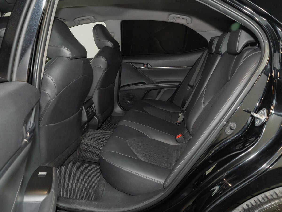 Toyota Camry 2021 - фото автомобиля