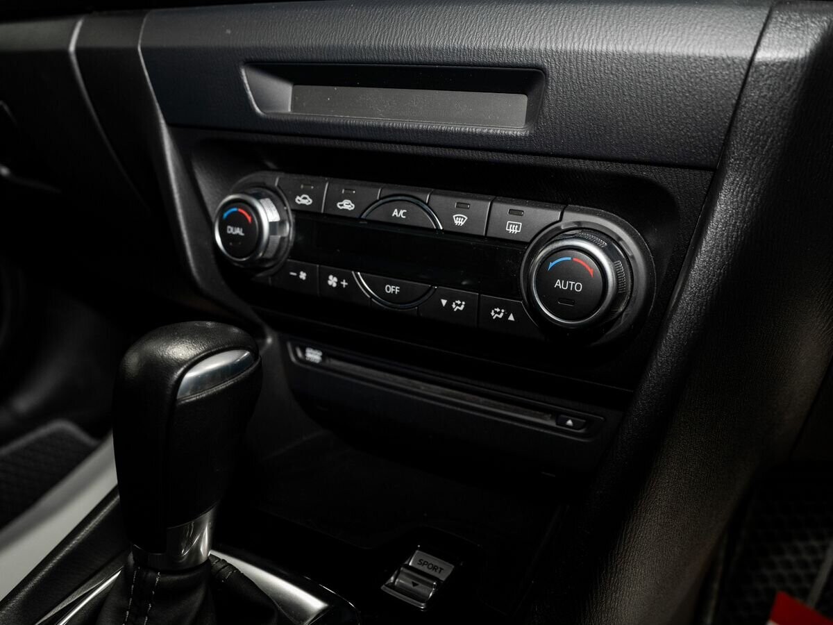 Mazda Axela 2018 - фото автомобиля