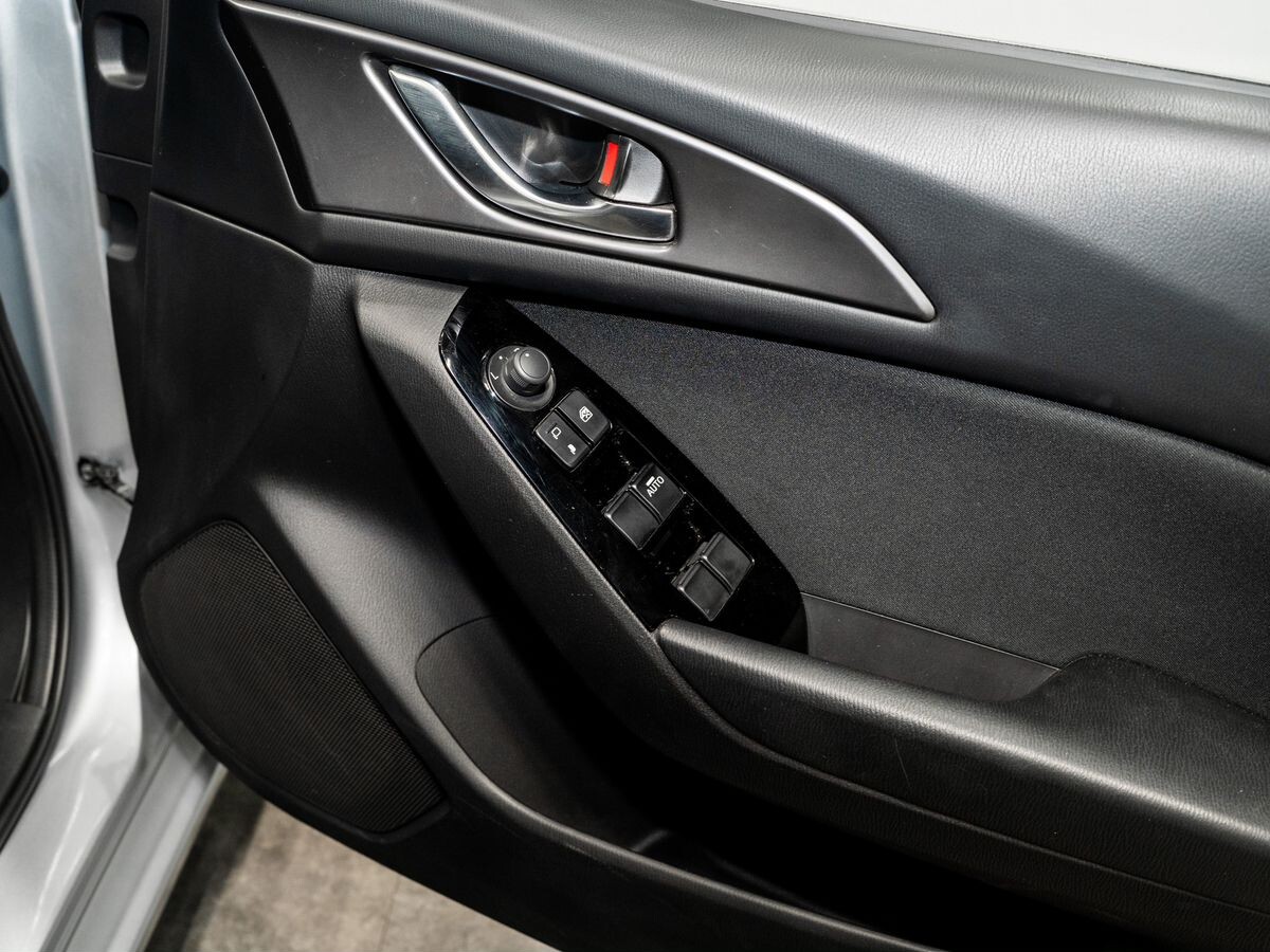 Mazda Axela 2018 - фото автомобиля