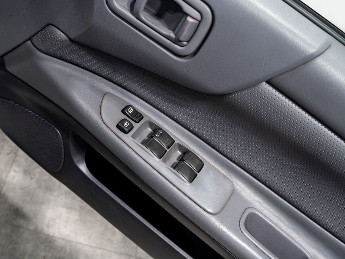Nissan Avenir 2000 - фото автомобиля