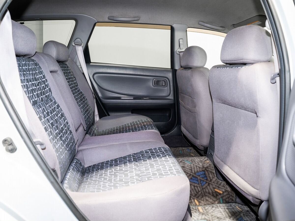 Nissan Avenir 2000 - фото автомобиля
