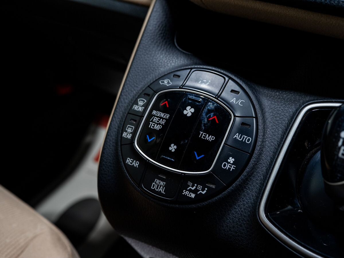 Toyota Noah 2014 - фото автомобиля