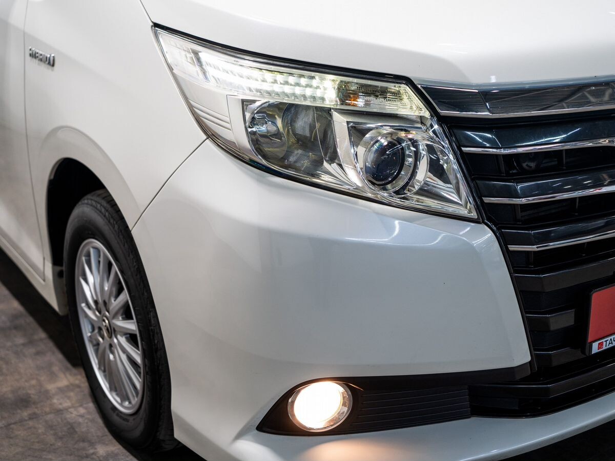 Toyota Noah 2014 - фото автомобиля