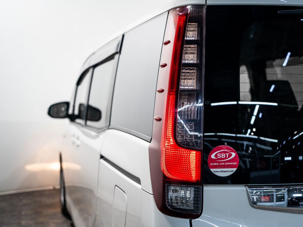 Toyota Noah 2014 - фото автомобиля