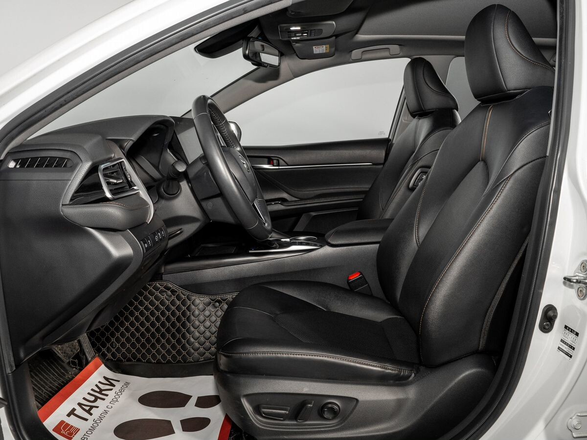 Toyota Camry 2021 - фото автомобиля
