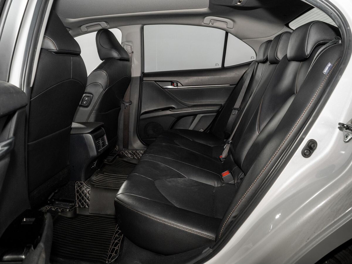 Toyota Camry 2021 - фото автомобиля