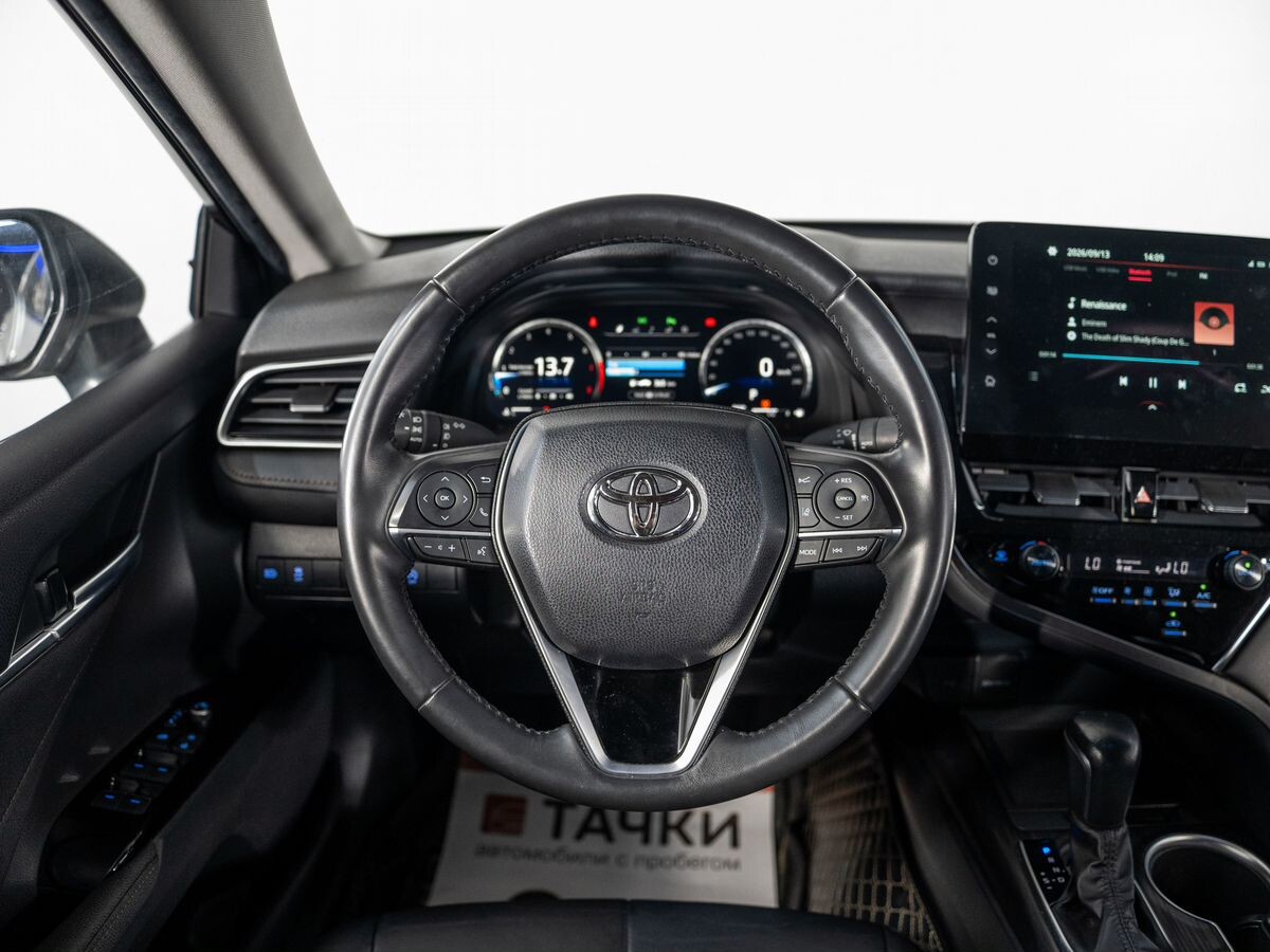 Toyota Camry 2021 - фото автомобиля