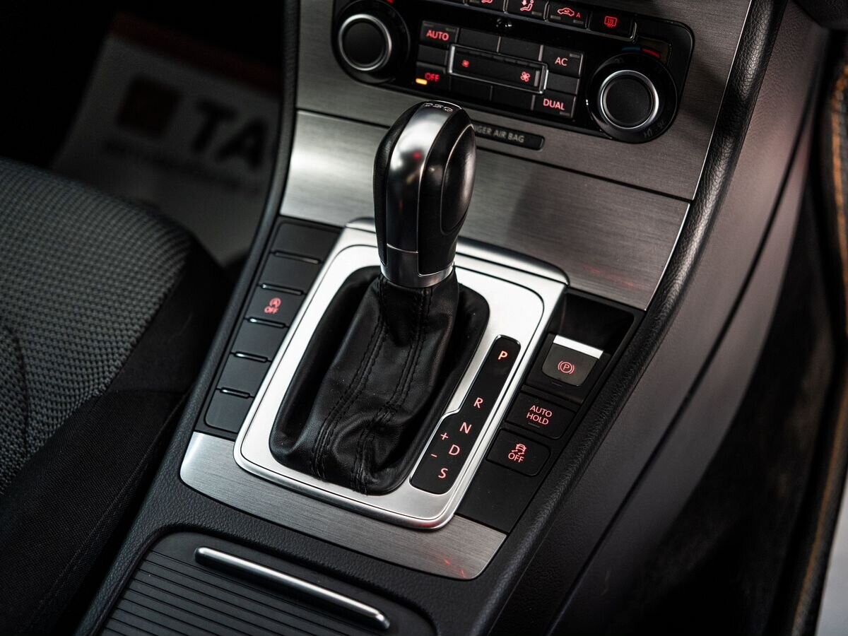 Volkswagen Passat 2011 - фото автомобиля