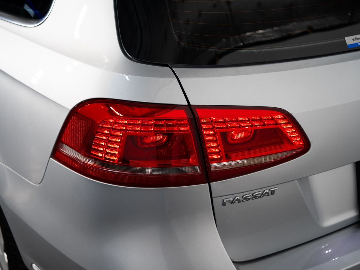 Volkswagen Passat 2011 - фото автомобиля