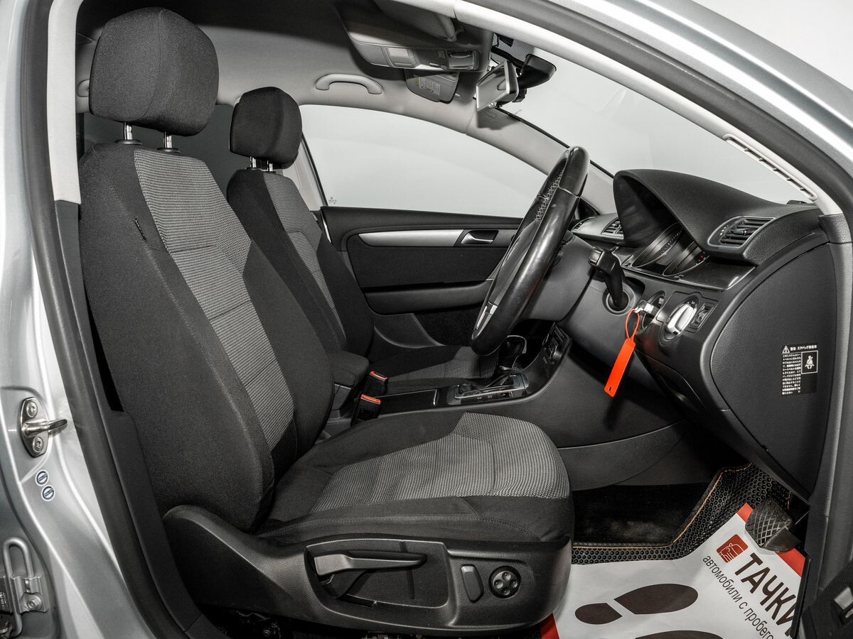 Volkswagen Passat 2011 - фото автомобиля