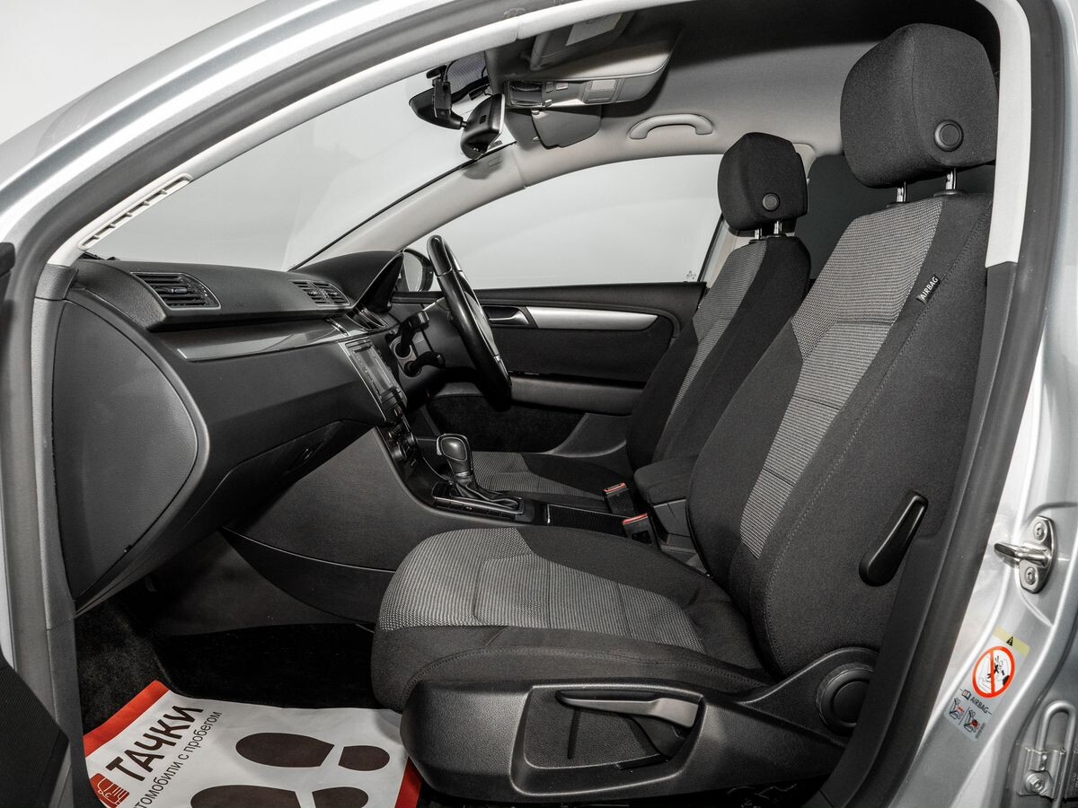Volkswagen Passat 2011 - фото автомобиля