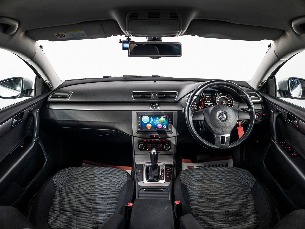 Volkswagen Passat 2011 - фото автомобиля