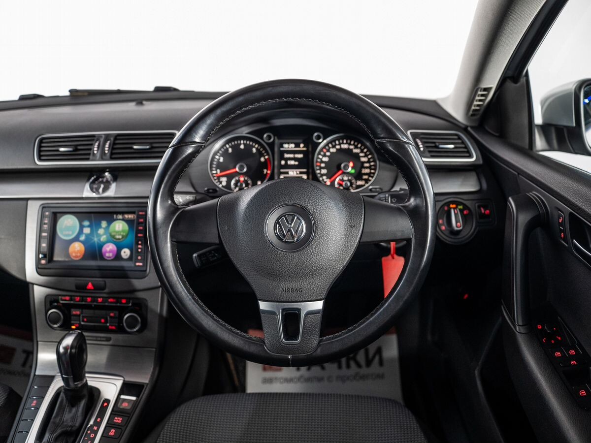 Volkswagen Passat 2011 - фото автомобиля