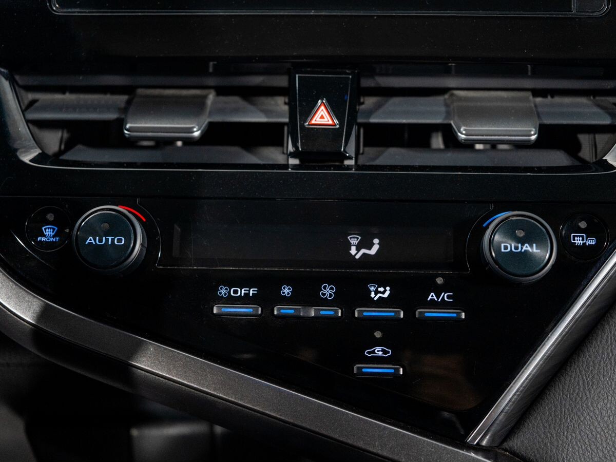 Toyota Camry 2021 - фото автомобиля