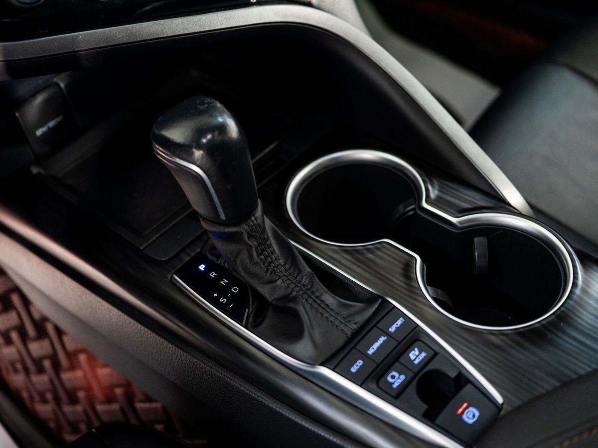 Toyota Camry 2021 - фото автомобиля