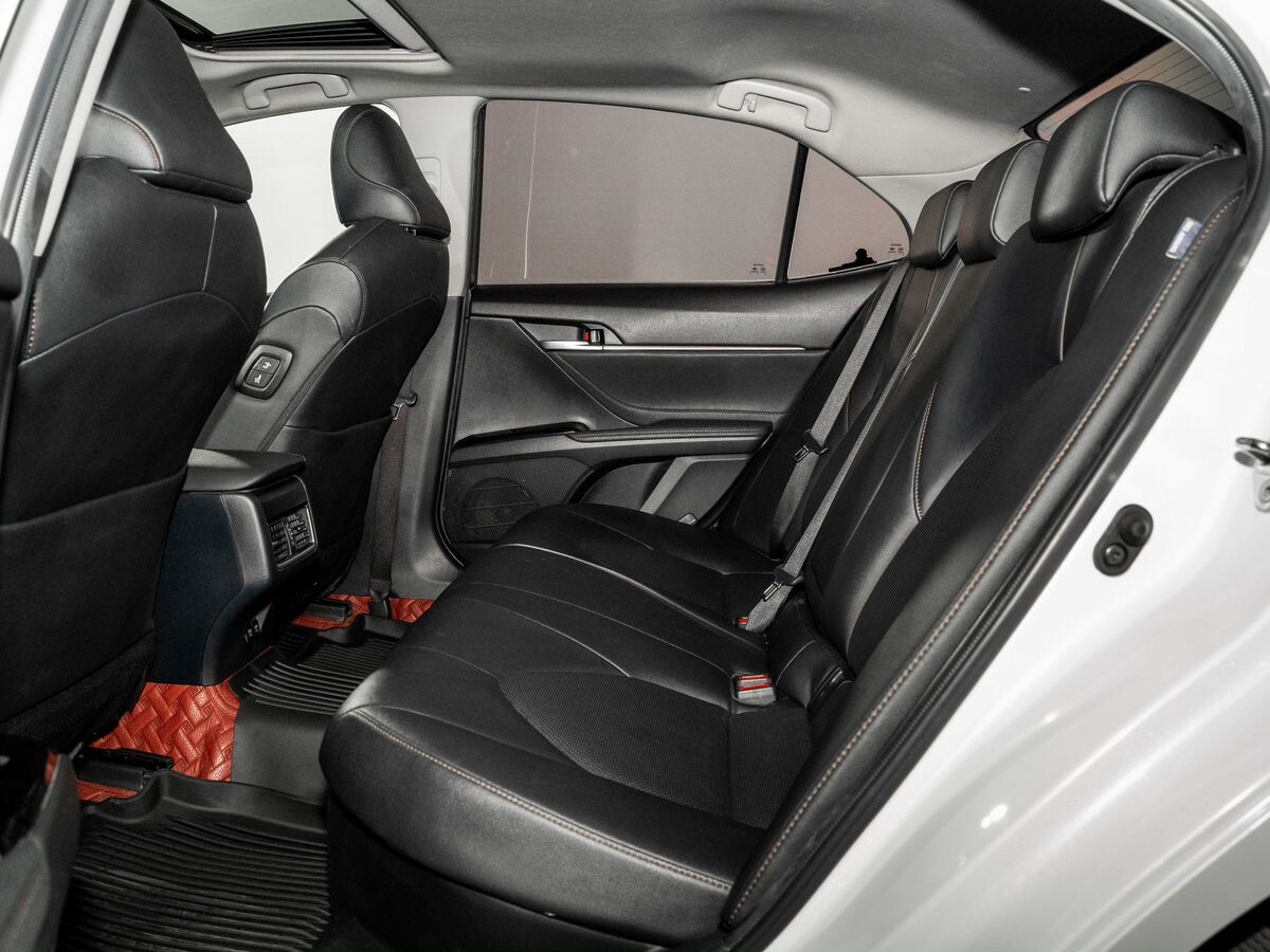 Toyota Camry 2021 - фото автомобиля