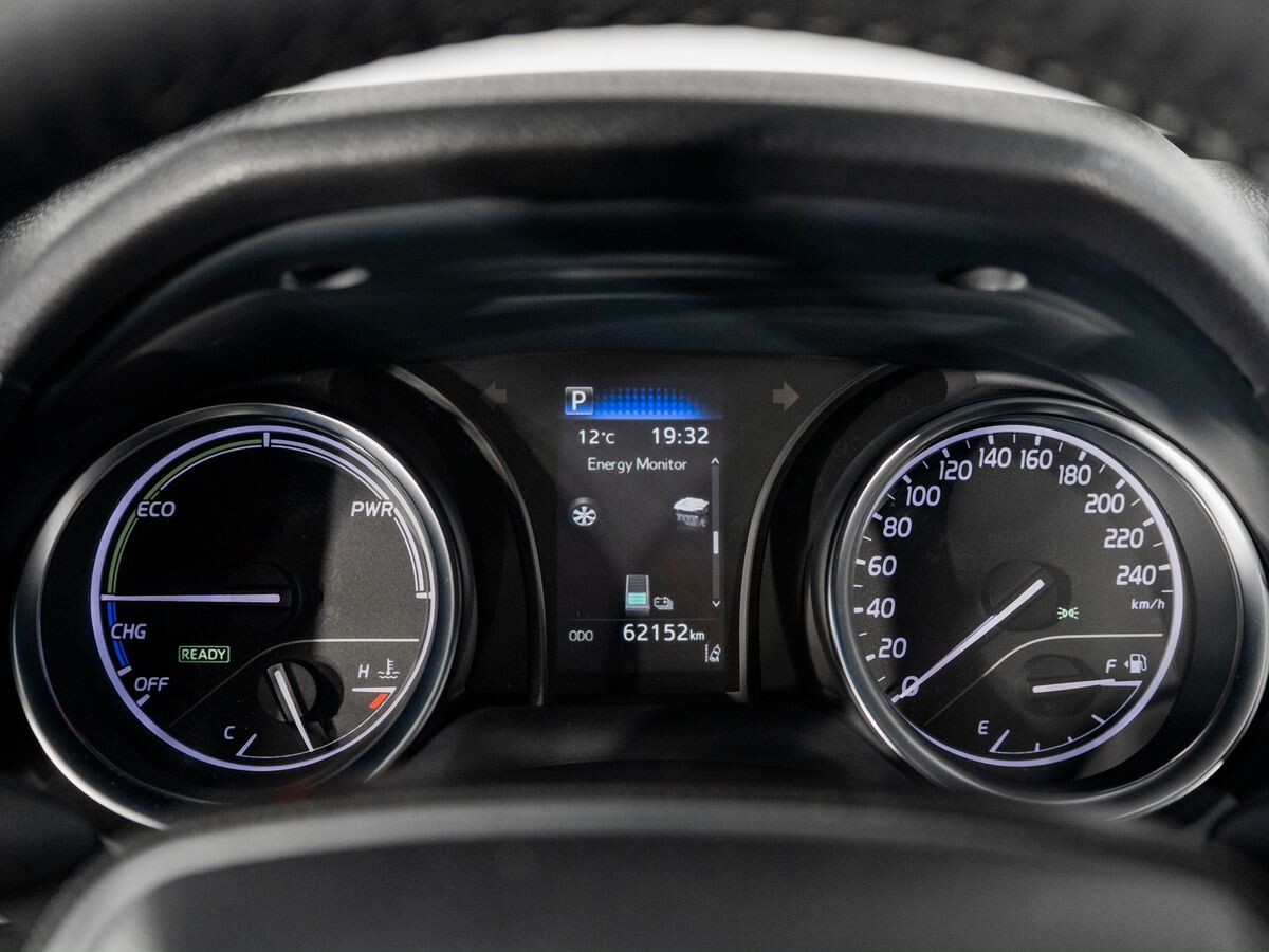 Toyota Camry 2021 - фото автомобиля